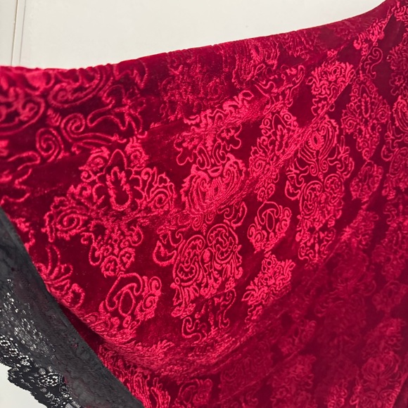 Spirit Halloween red velvet burnout cape hood black lace OS 1X vamp cosplay goth - Picture 2 of 11